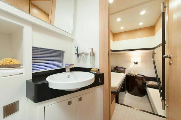 Aqualiner 77 Bathroom