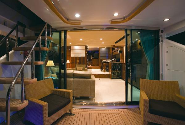 Fairline Squadron 78 Custom Cockpit
