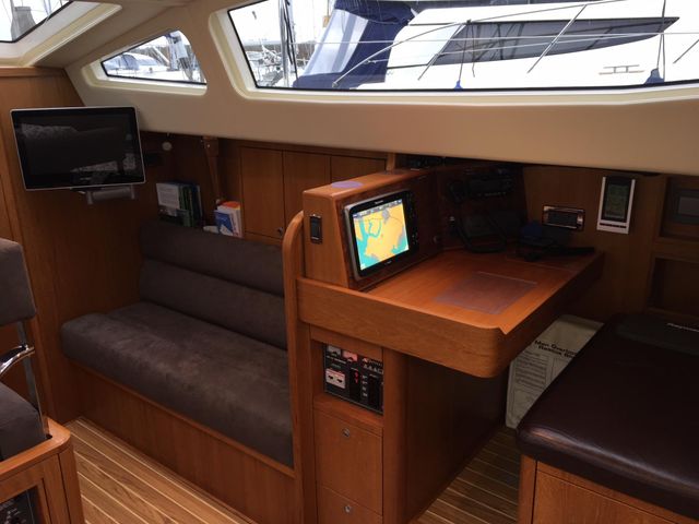 Nav area & starboard side