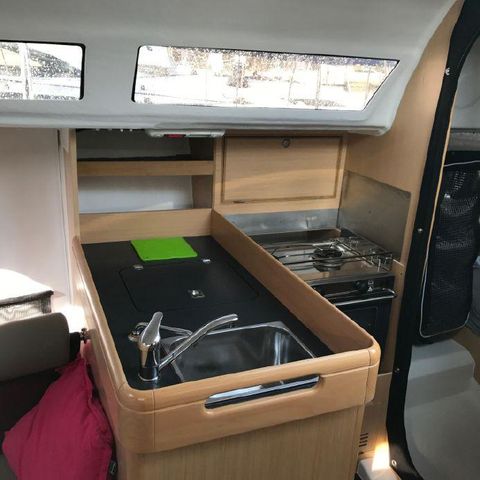 Jeanneau Sun Fast 3200 - galley
