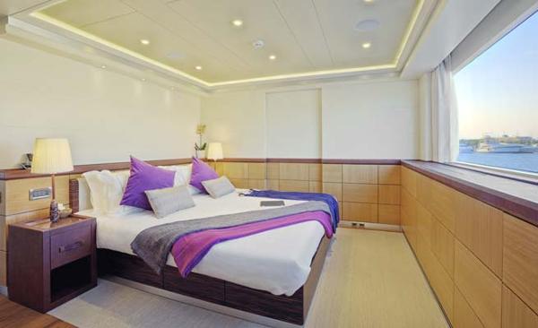 Curvelle Quaranta Aft Starboard Cabin