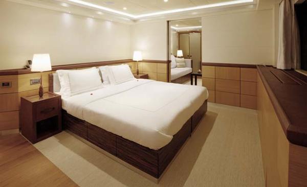 Curvelle Quaranta Port Cabin