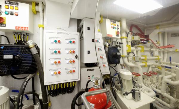 Curvelle Quaranta Engine Room