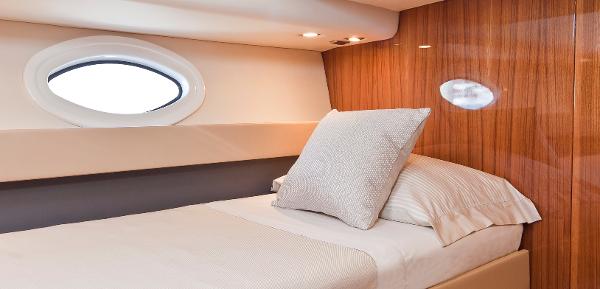 Maritimo C60 Sports Cabriolet Cabin