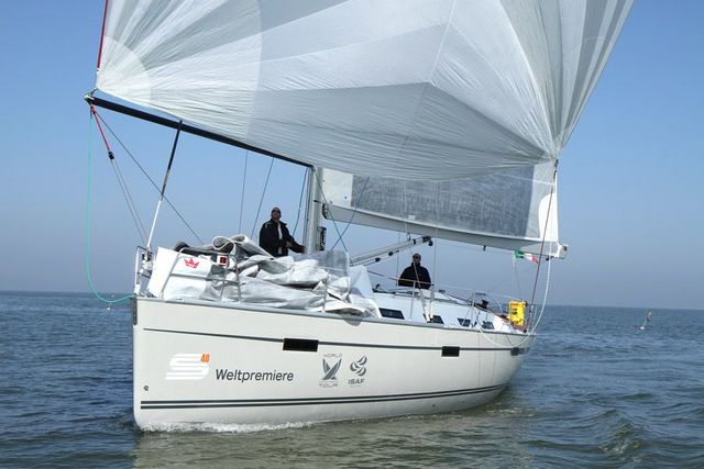 Manufacturer Provided Image: Bavaria 40S Cruiser
