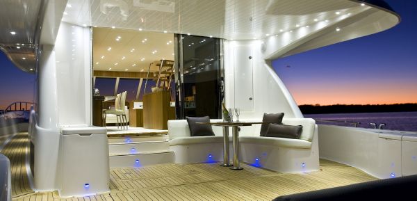 Maritimo M73 Cockpit