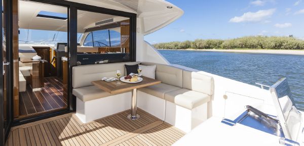 Maritimo Mustang 43 Cockpit