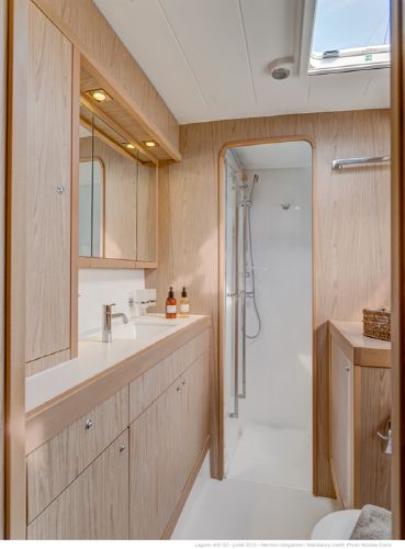 Lagoon 400 S2 Bathroom