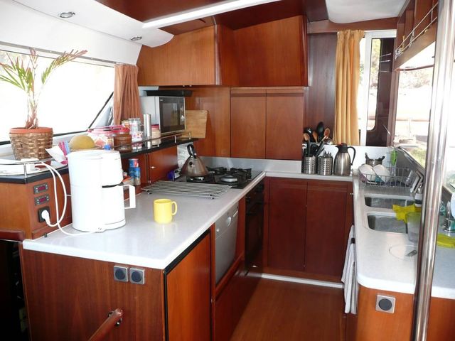 Fountaine Pajot Eleuthera 60 (Kitchen)