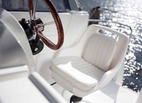Delphia Escape MC Helm Seat