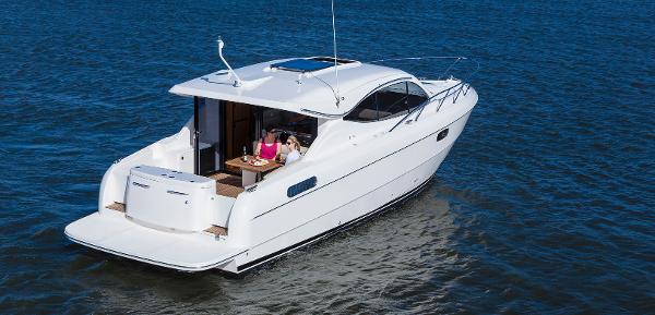 Maritimo C43 Sports Yacht Stern