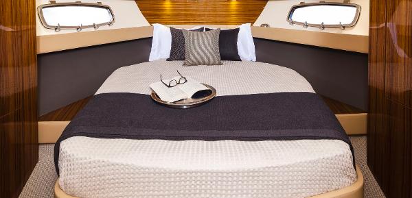 Maritimo C43 Sports Yacht Cabin