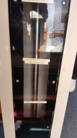 Keel positin viewing plate with markers.