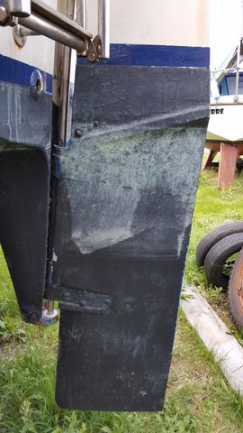 Rudder and hull left un antifouled for winter period.