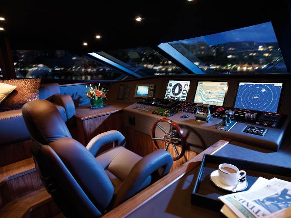 Sunseeker 30M Yacht Helm