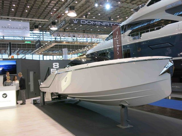 Frauscher 858 Fantom review: Stepped hull shape