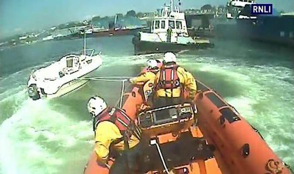 RNLI lassoes out-of-control speedboat in Teignmouth