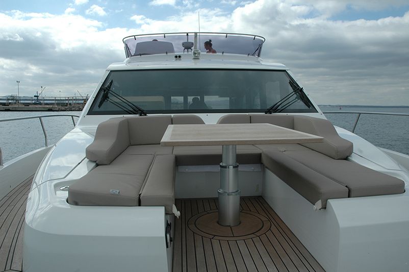 Sealine F530: bow sun lounge area