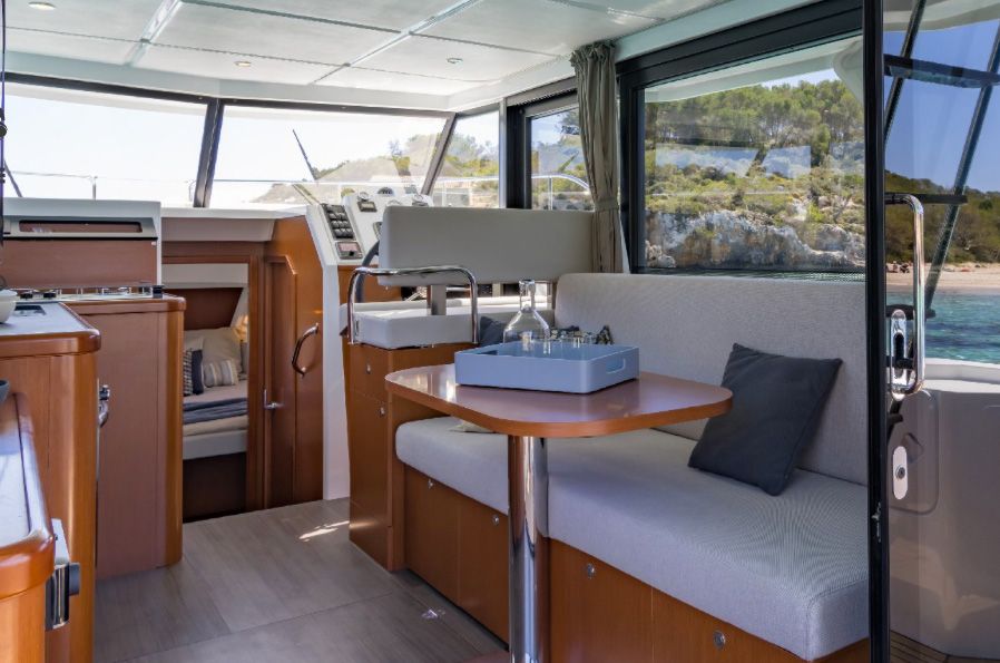 Beneteau Swift Trawler 30 saloon
