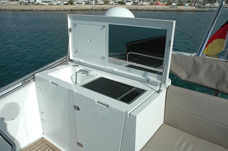 Sealine F530 flybridge kitchen