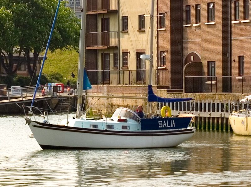 Turning broadside to the stream: wind against tide