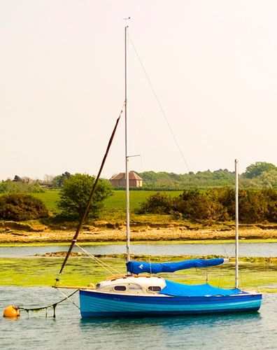 Daysailer with small cuddy cabin