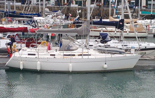 Moody 35: Centre cockpit cruising yachts