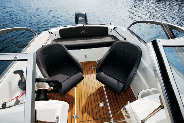Bow rider cockpit