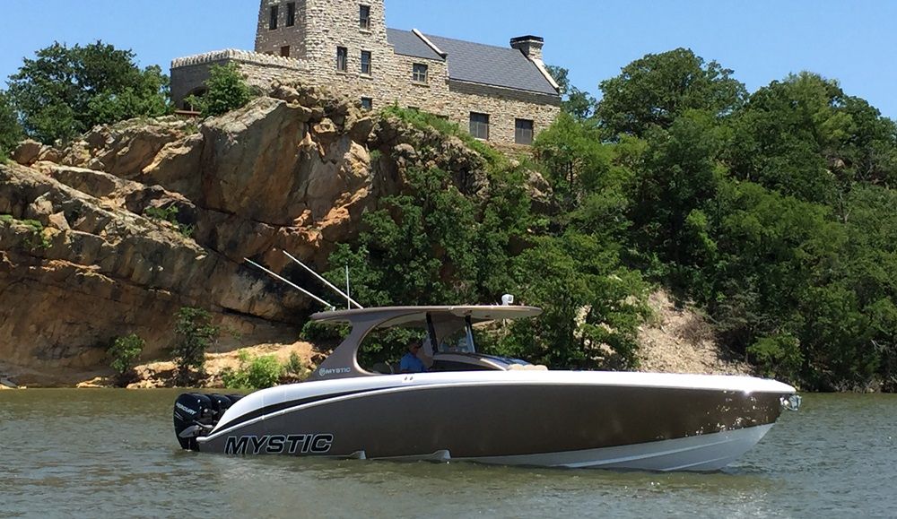 Centre console style high performance powerboat