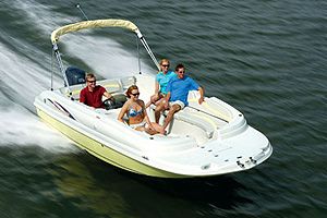 This is the idea behind the new Vectra Sea Breeze 200 OB — a beginner deckboat that covers all the basics without breaking the bank.
