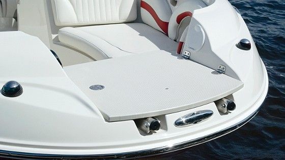 Stingray 215LR bow rider deck boat