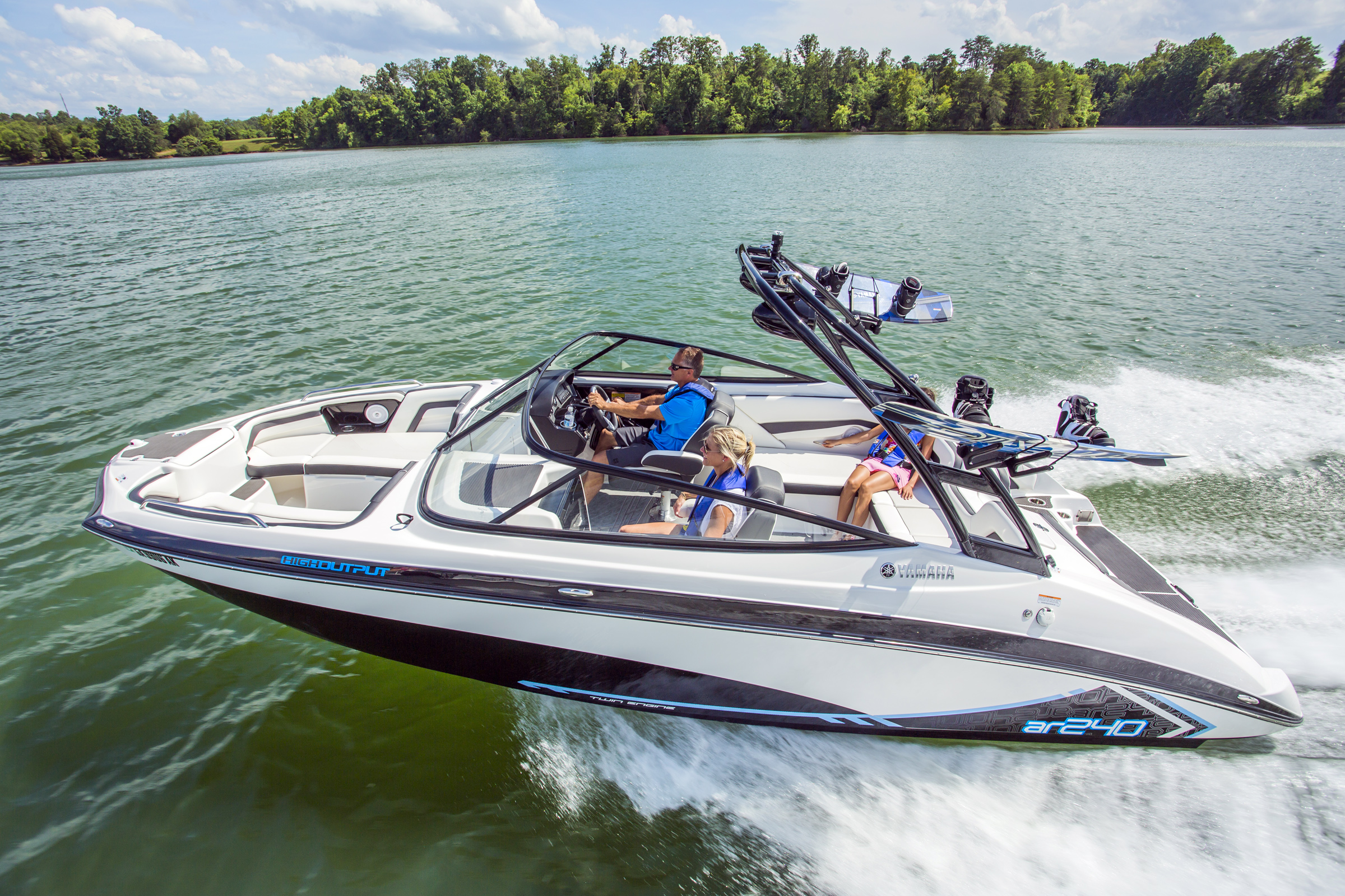 2015 Yamaha 240 Series: Ultra Quiet With Sure-footed Tracking 