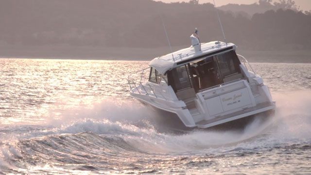 Tiara 44 Coupe: Slick Maneuvers