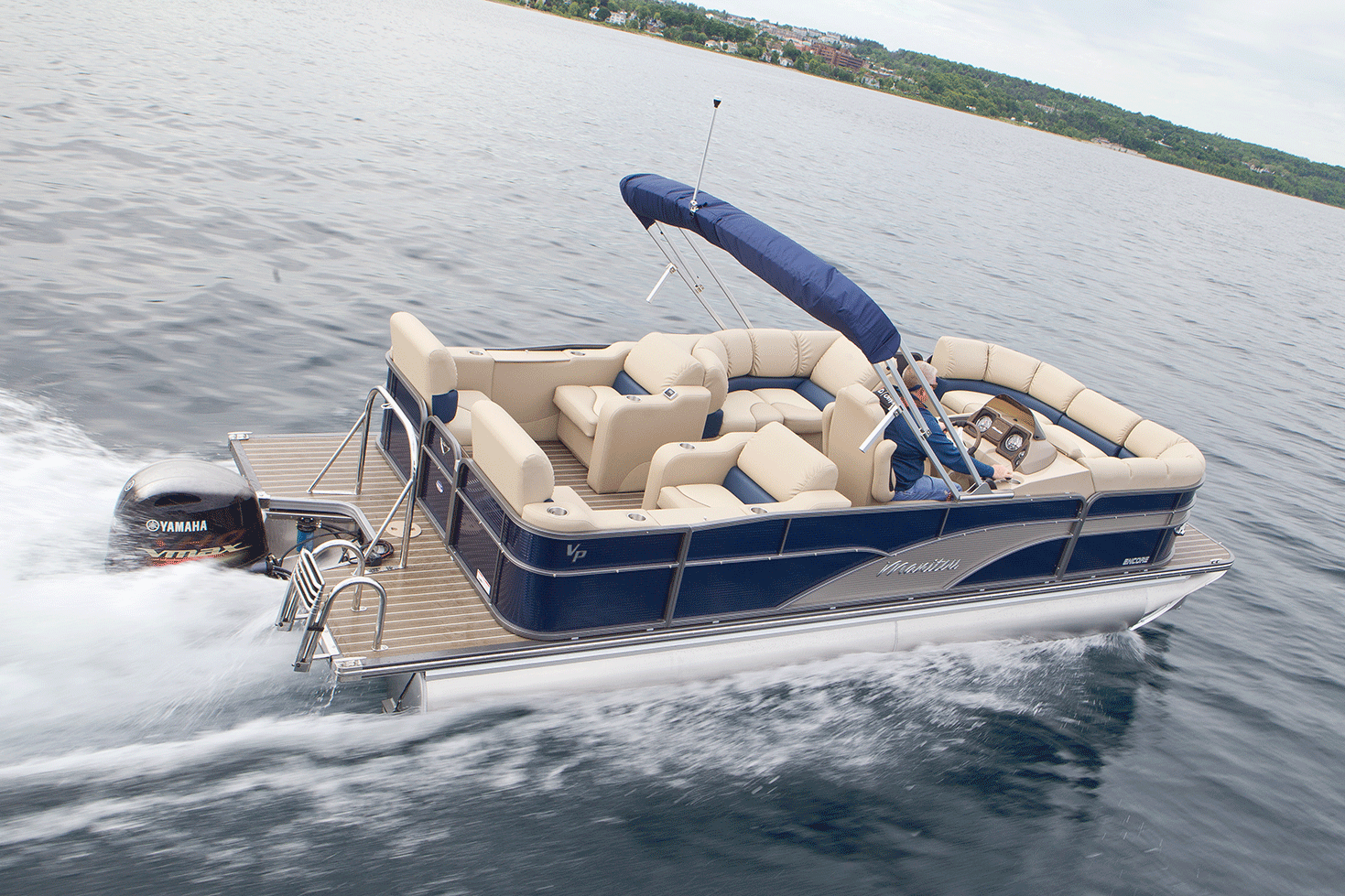 Pontonboote sind eine großartige Möglichkeit, mit Freunden und Familie das Wasser zu genießen. 