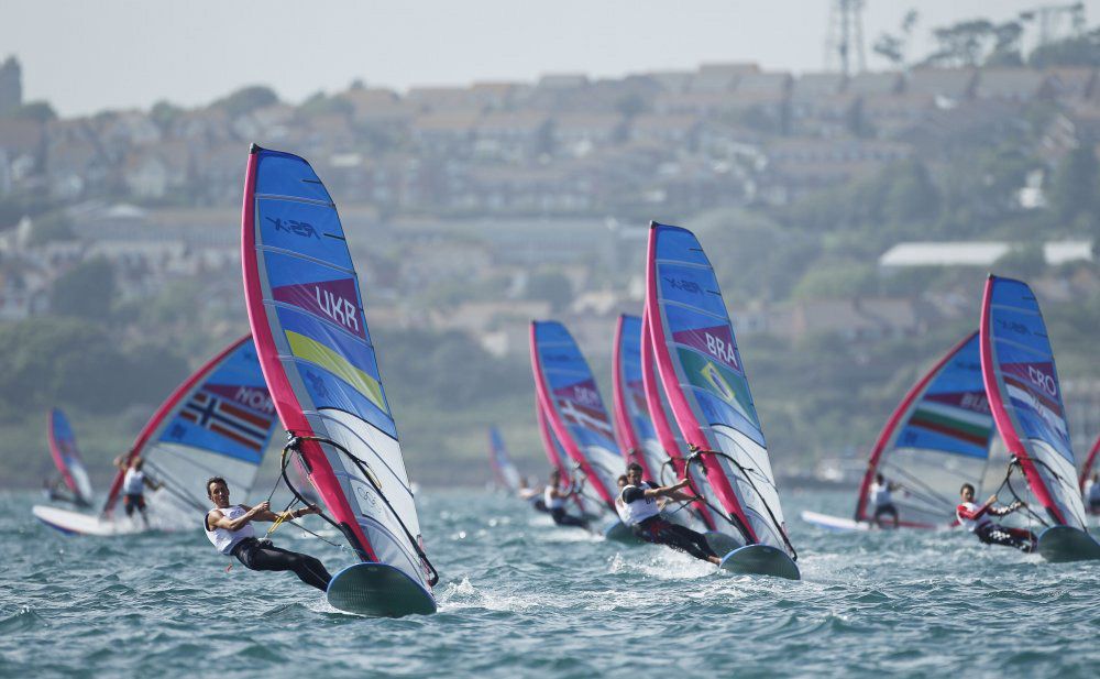 The same windsurfing boards are used for men and women, the women's discipline featuring a smaller sail. Photo OnEdition.