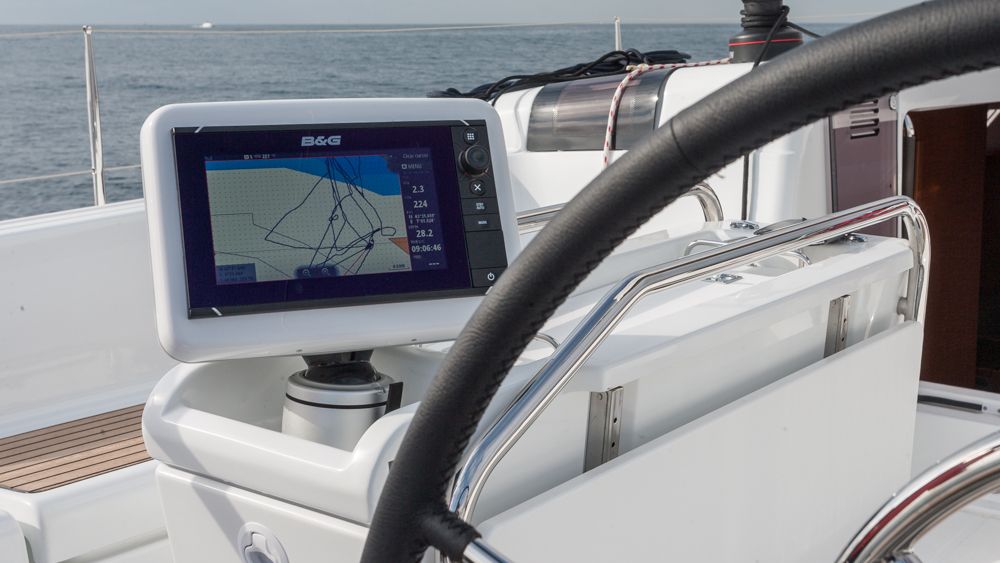 The position of the instruments screen can be adjusted so it is visible from many angles. Photo by Diego Yriarte.