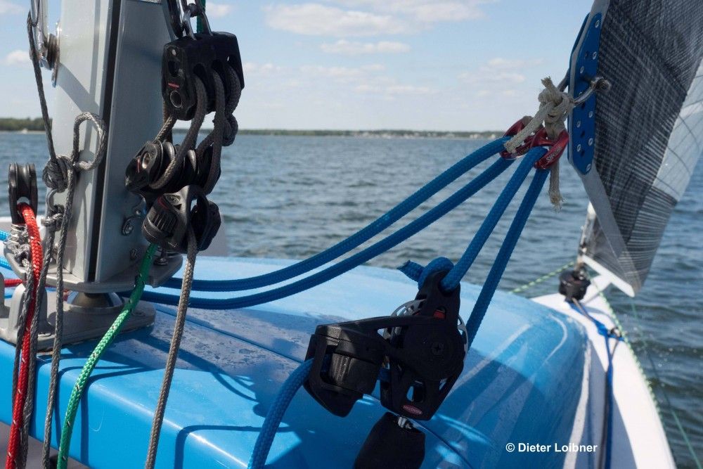 Pragmatic: A carbon frame supports the mast and the storage space forward is protected by a detachable hood. Die hardware is up to the task, but some fittings on the test boat needed tweaking, like the distance between the downhaul’s pulleys. Photo: Dieter Loibner.