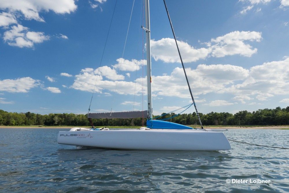 Brawny: From this perspective, the center hull hides behind the voluminous starboard ama. Photo: Dieter Loibner.