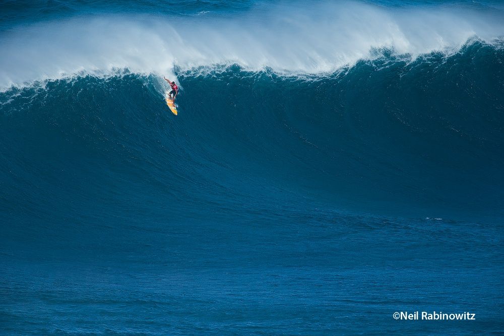Surfing-at-Jaws-Surf-Break