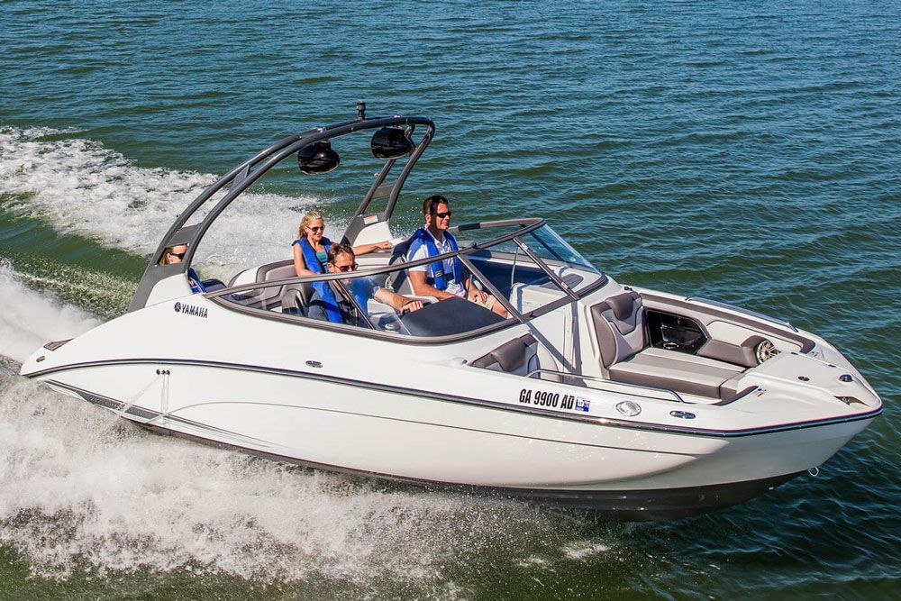 The articulating keel on the 21’ Yamaha watercraft, including this 212 Limited S, also improves handling and tracking at higher speeds and when towing water-sports toys.