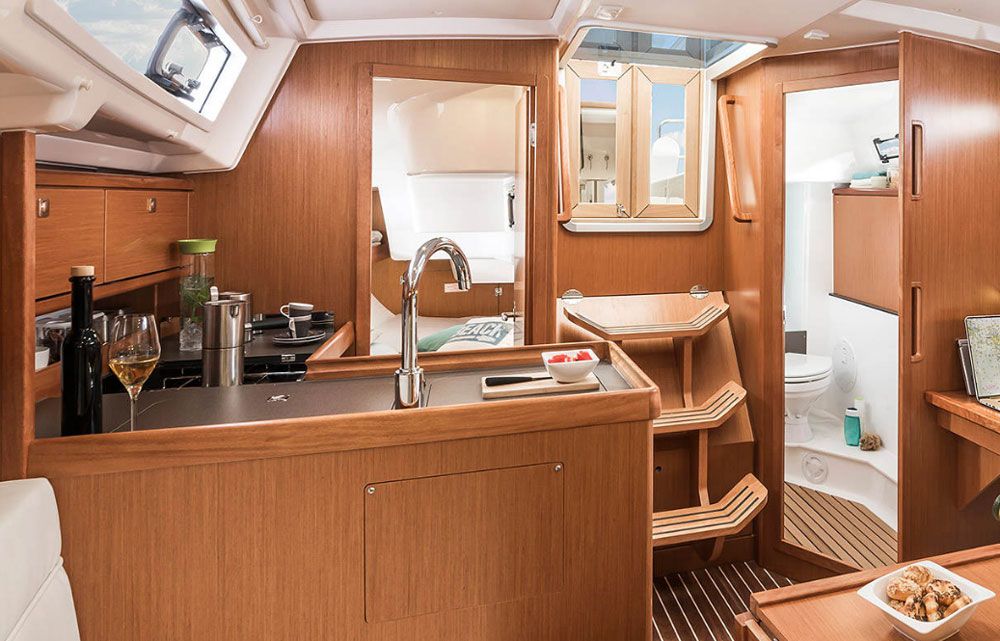 AGM batteries with a 276 Ah capacity and LED lighting will make evenings spent in the cabin comfortable.