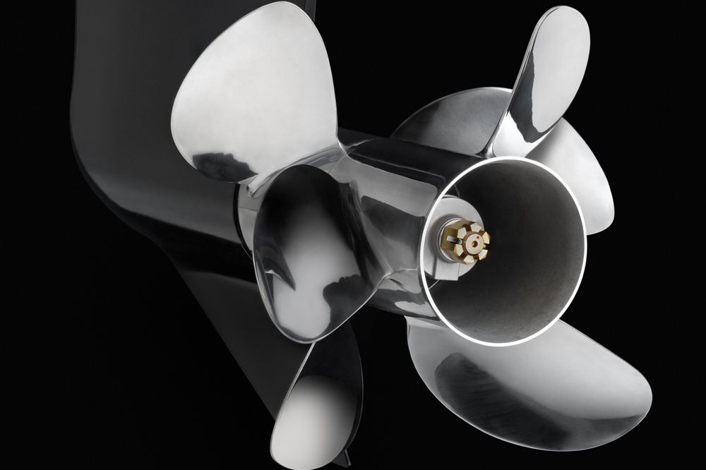 Twin 15.25-inch diameter props offer 80 percent more blade area than a single 16-inch prop, according to Suzuki, and are contra-rotating (meaning they spin on the same axis in opposite directions).