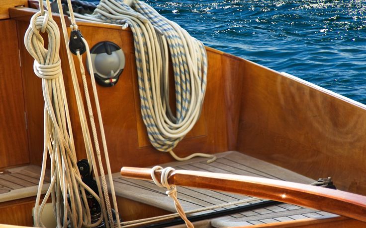 How to Apply Varnish to a Wooden Boat