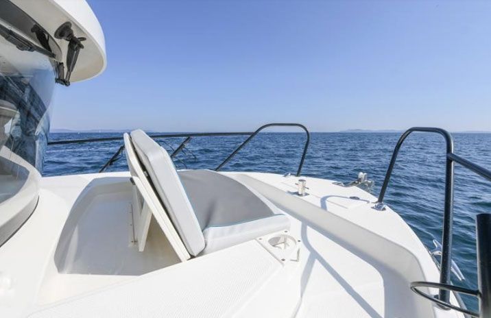 bow of the bayliner t25 pilothouse