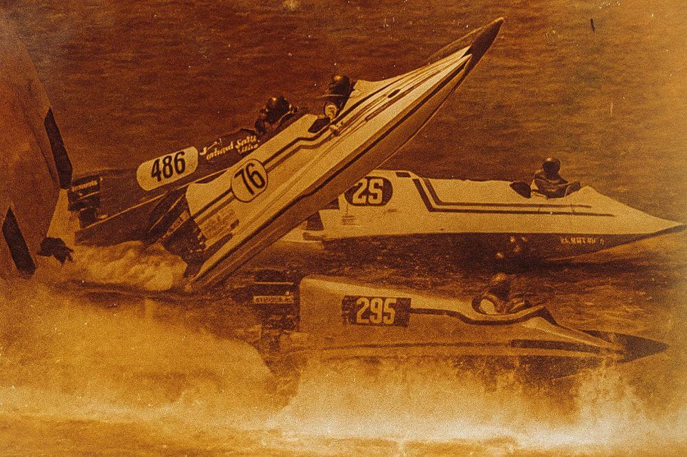 Reggie Fountain rockets across the water in his iconic red, white, and blue tunnel boat, dominating the 1970s racing circuit with unmatched speed and precision. Image by VÉHICULE