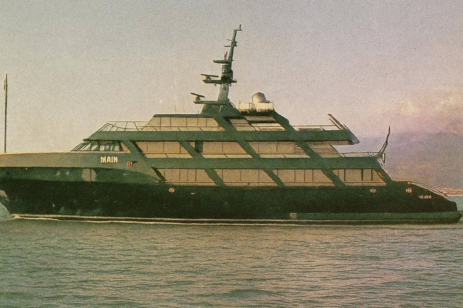 Giorgio Armani's Maìn, Image by VÉHICULE