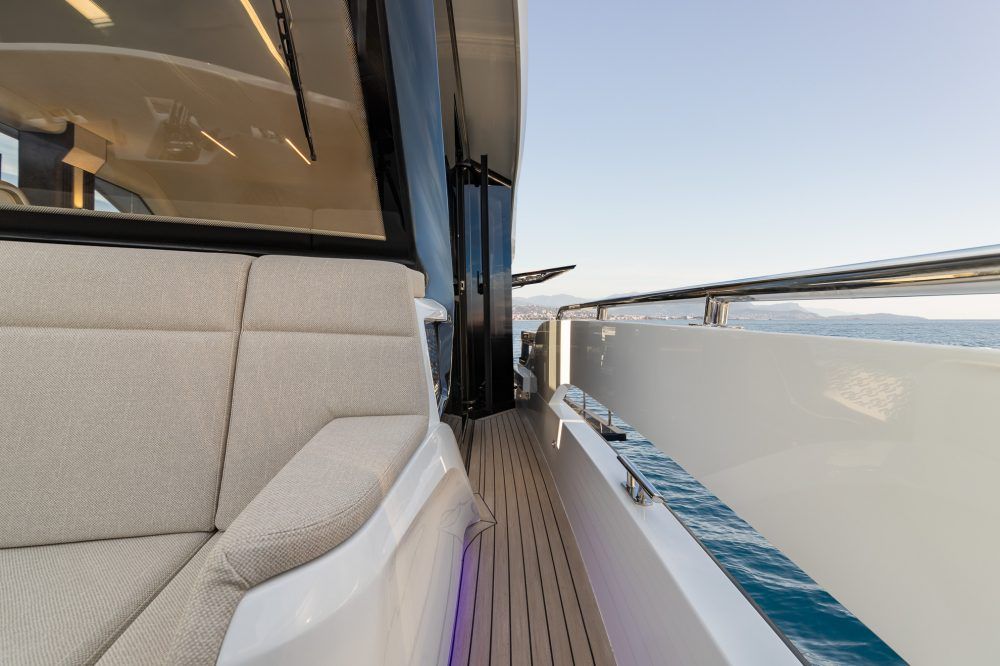 430EXP_COCKPIT_CANNES