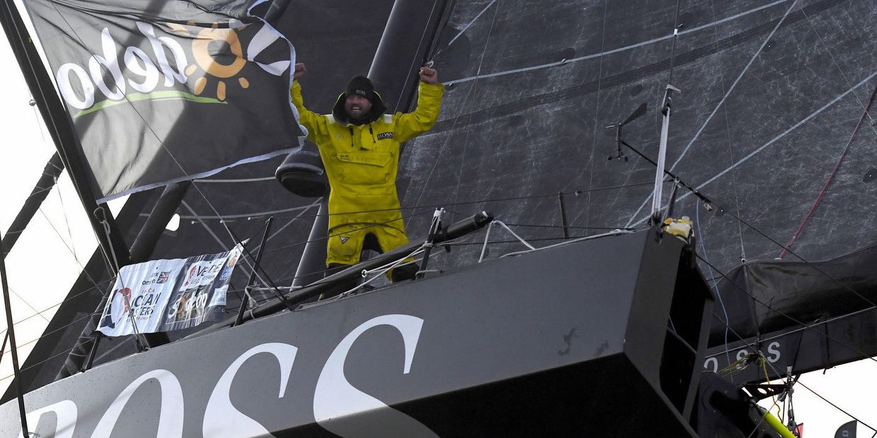 Alex Thomson feiert seinen zweiten Platz, den er mit seinem beschädigten Boot holte. Foto: Vincent Curtchet/DPPI/Vendee Globe