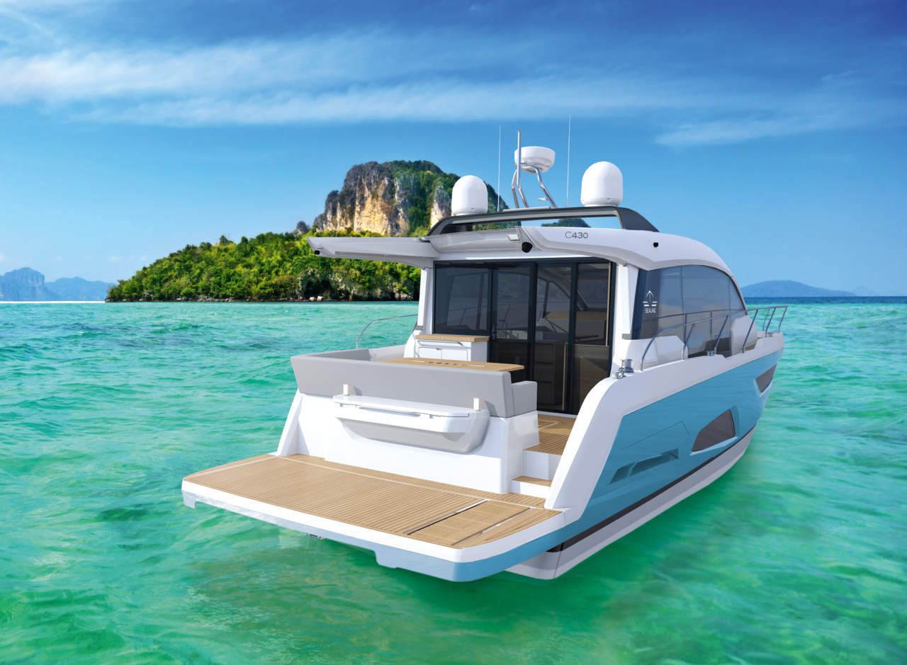 Heckansicht der Sealine C430 mit Badeplattform und "Beach Club"