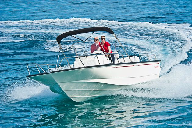 Gewohnt stabil: Die im klassischen Stil gehaltene Boston Whaler 210 Montauk. Foto: Dieter Wanke